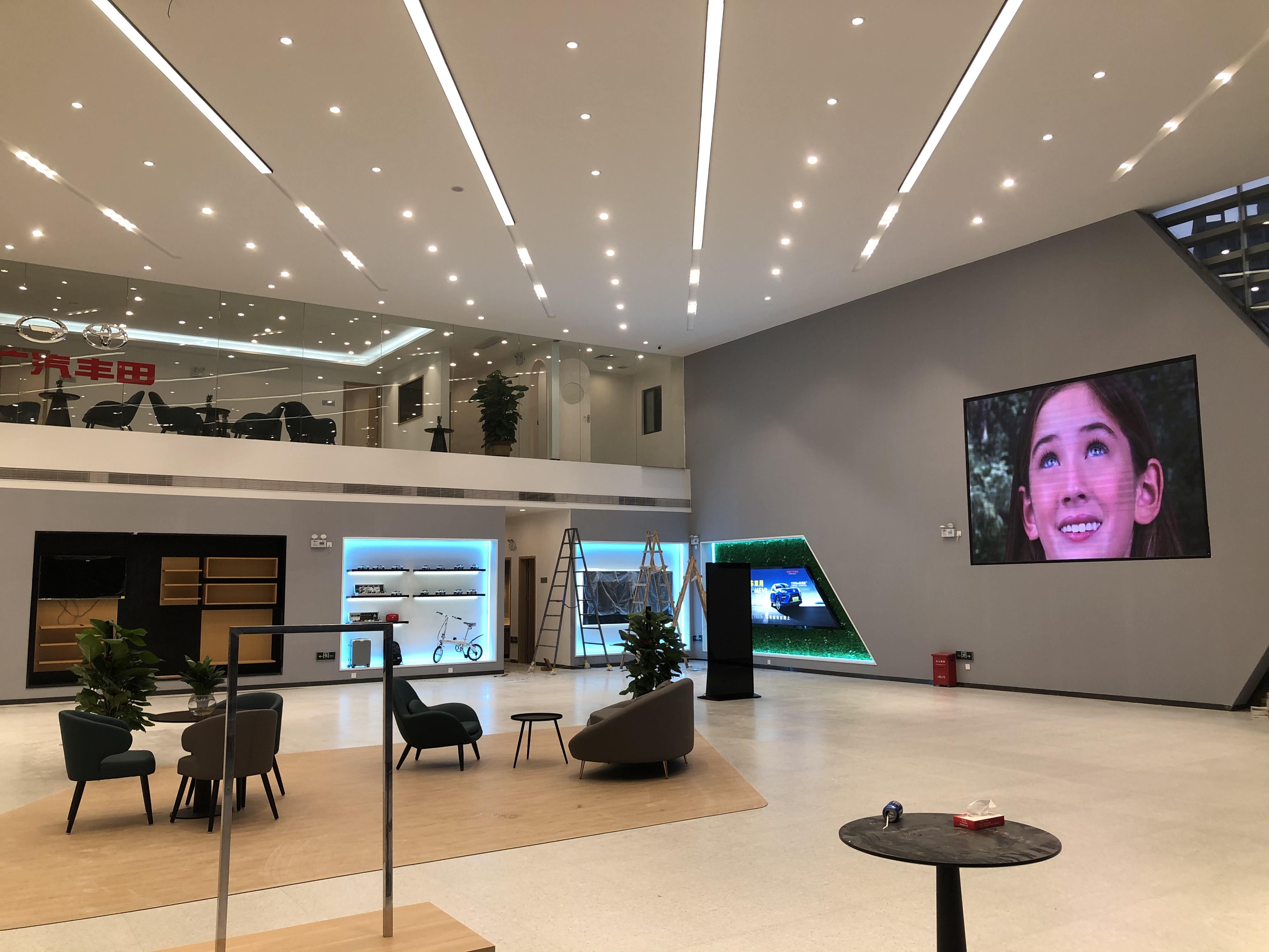 店員瘋狂發傳單，顧客卻頭也不抬？LED廣告機‘強制吸睛’的5個心機設計”